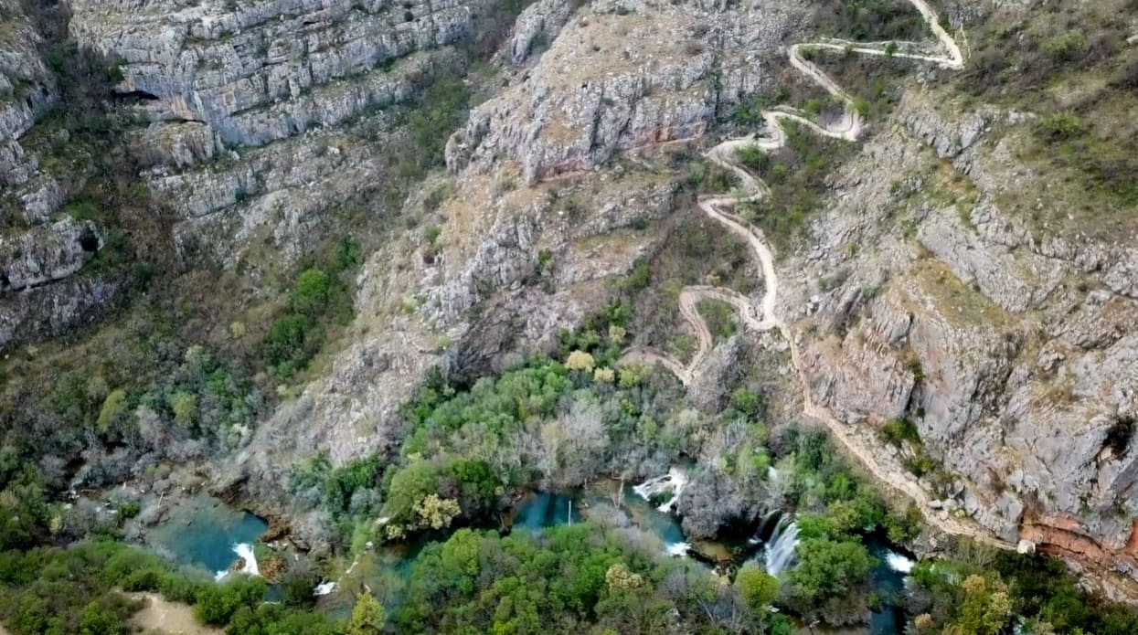 vue du sentier pour aller au pied des chutes de manojlovac krka (1)