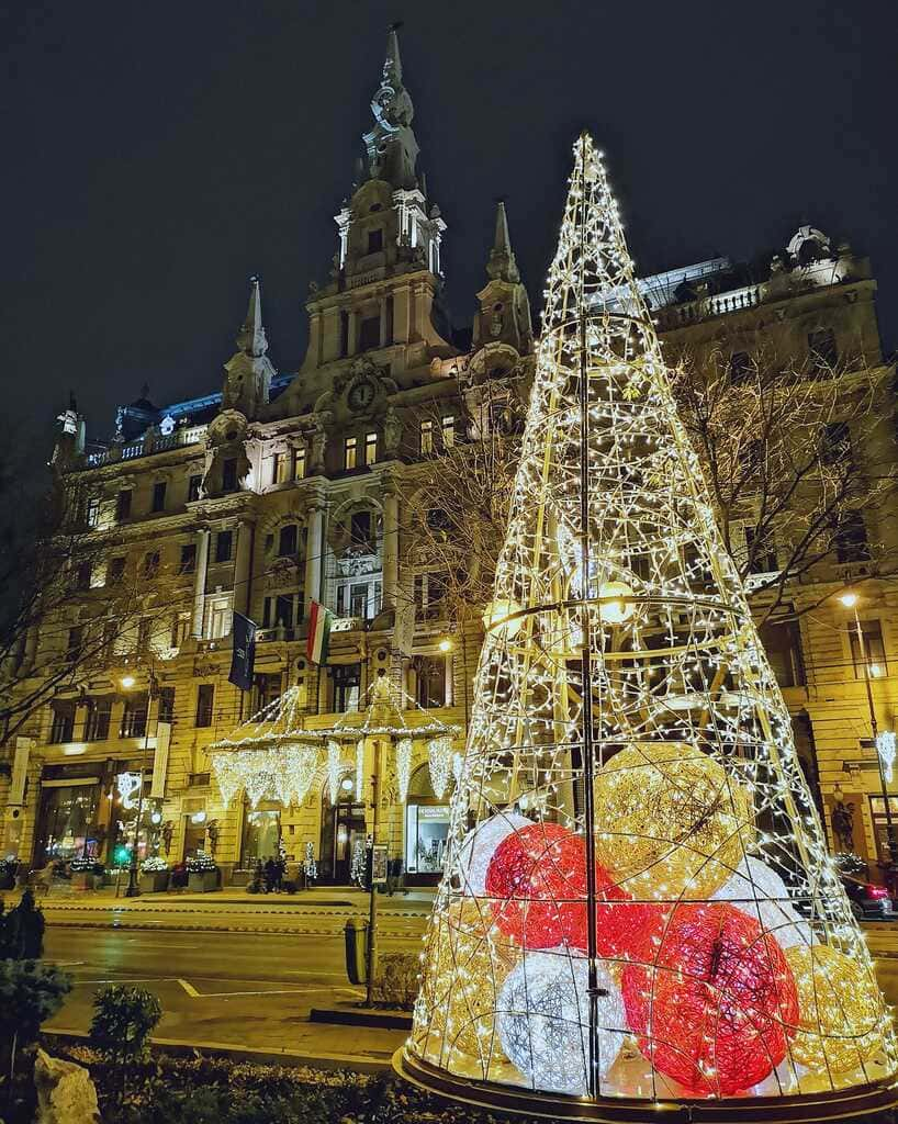 budapest noel devant café new york[1]