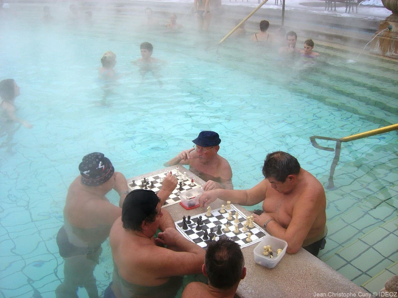 jouer aux échecs dans les thermes de budapest (1)