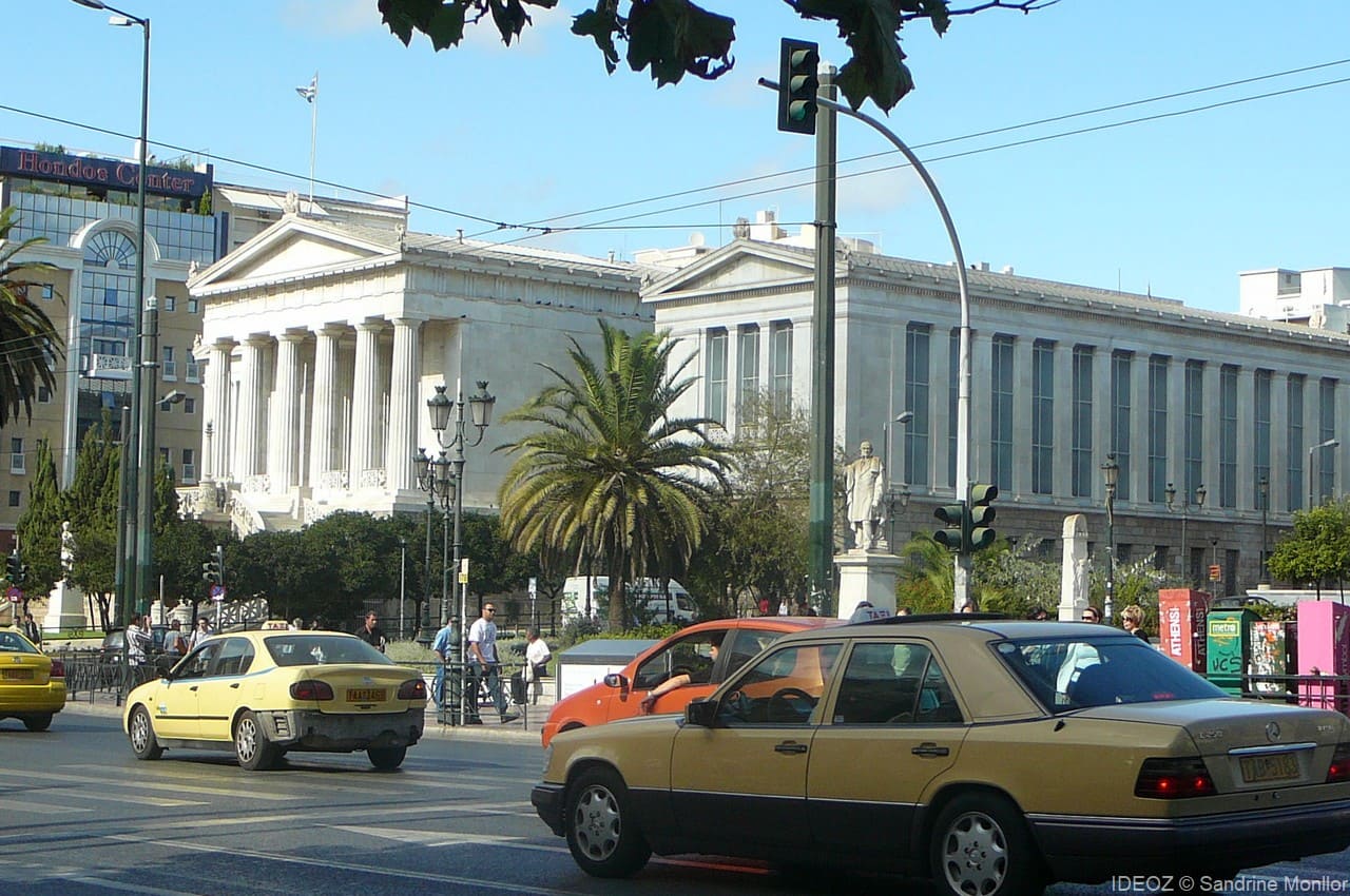 athenes avenue et batiments modernes de style antique (1)