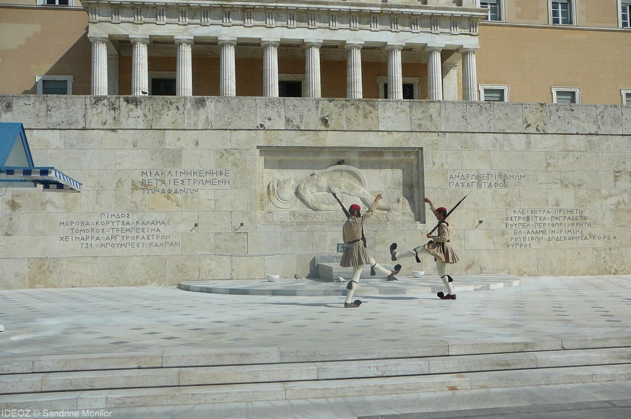 athenes releve de la garde devant le parlement (1)