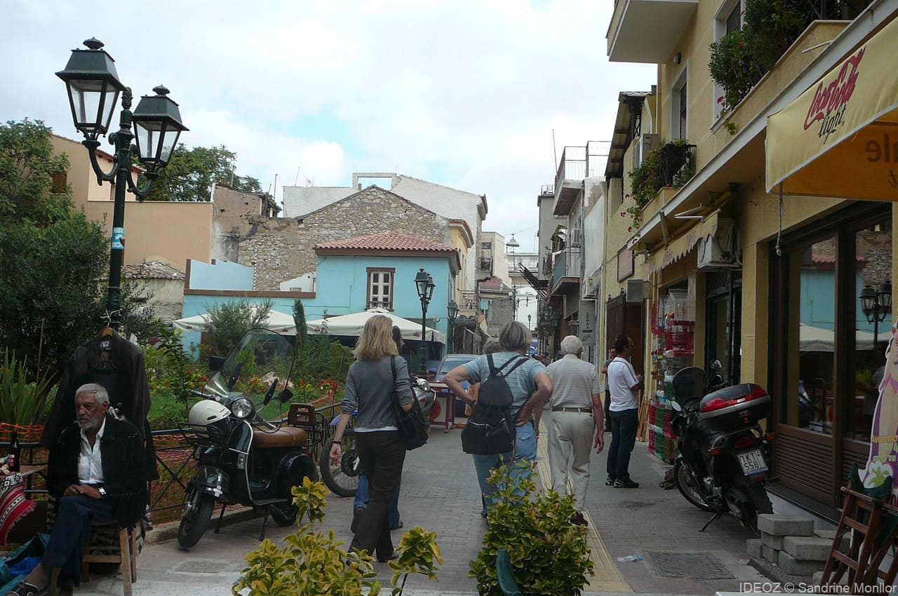 athenes rue commerçante avec boutiques de souvenirs (1)