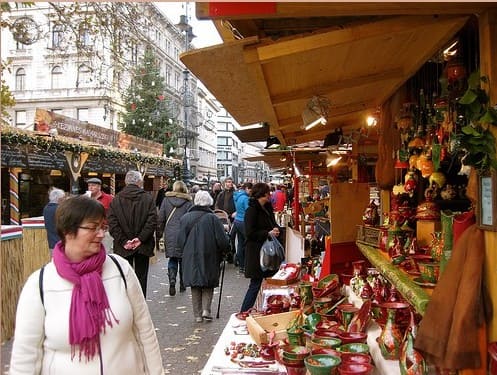 marché de noel budapest chalets et passants (1)