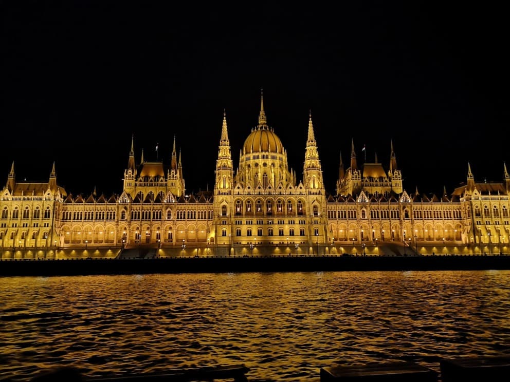 parlement Budapest de nuit