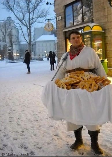 vendeur de bretzel en hiver budapest (1)