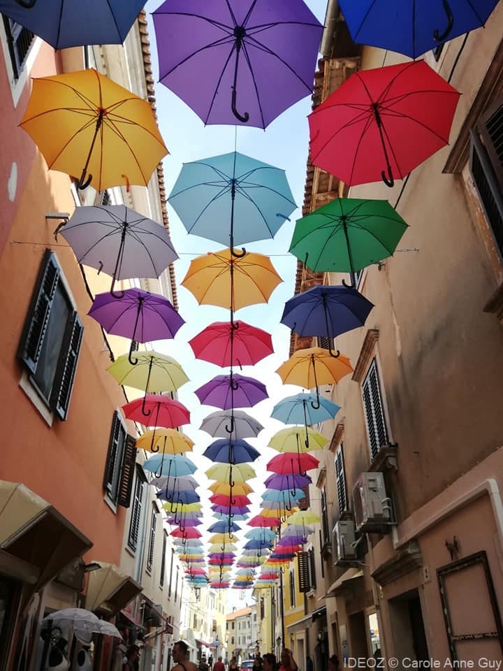 novigrad rue avec des parapluies (1)