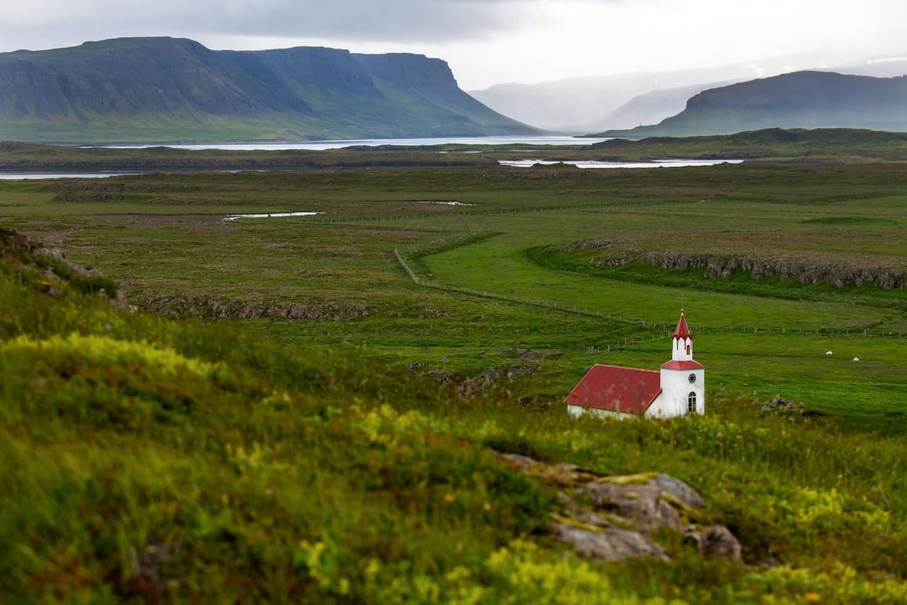 paysage d'islande prairie verdoyante et église (1)