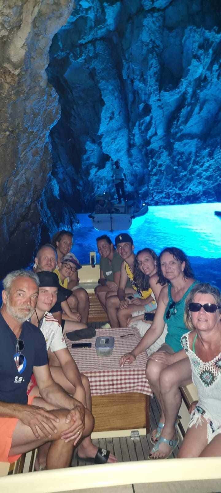 grotte bleue intérieur de la grotte bisevo en bateau