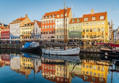 copenhagen port et bateau facades colorées (2) (1)