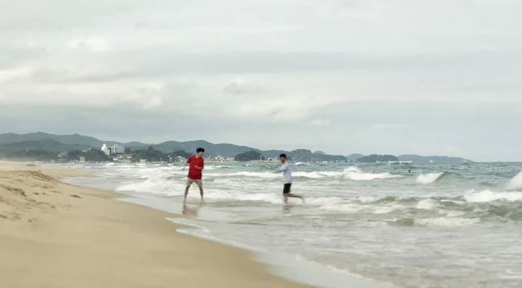 journey to the shore minha et sangbeom sur la plage (1)