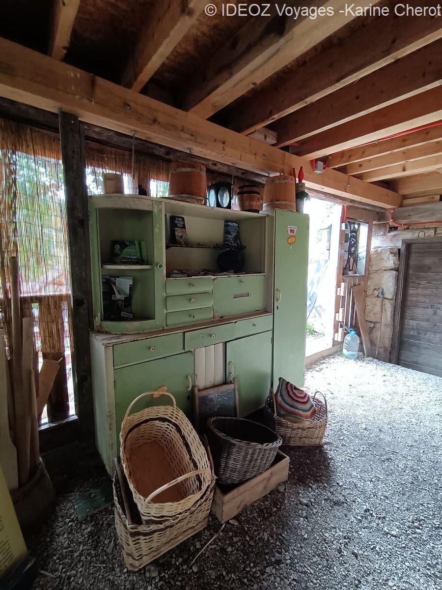 refuge ours kuterevo mobilier ancien (1)