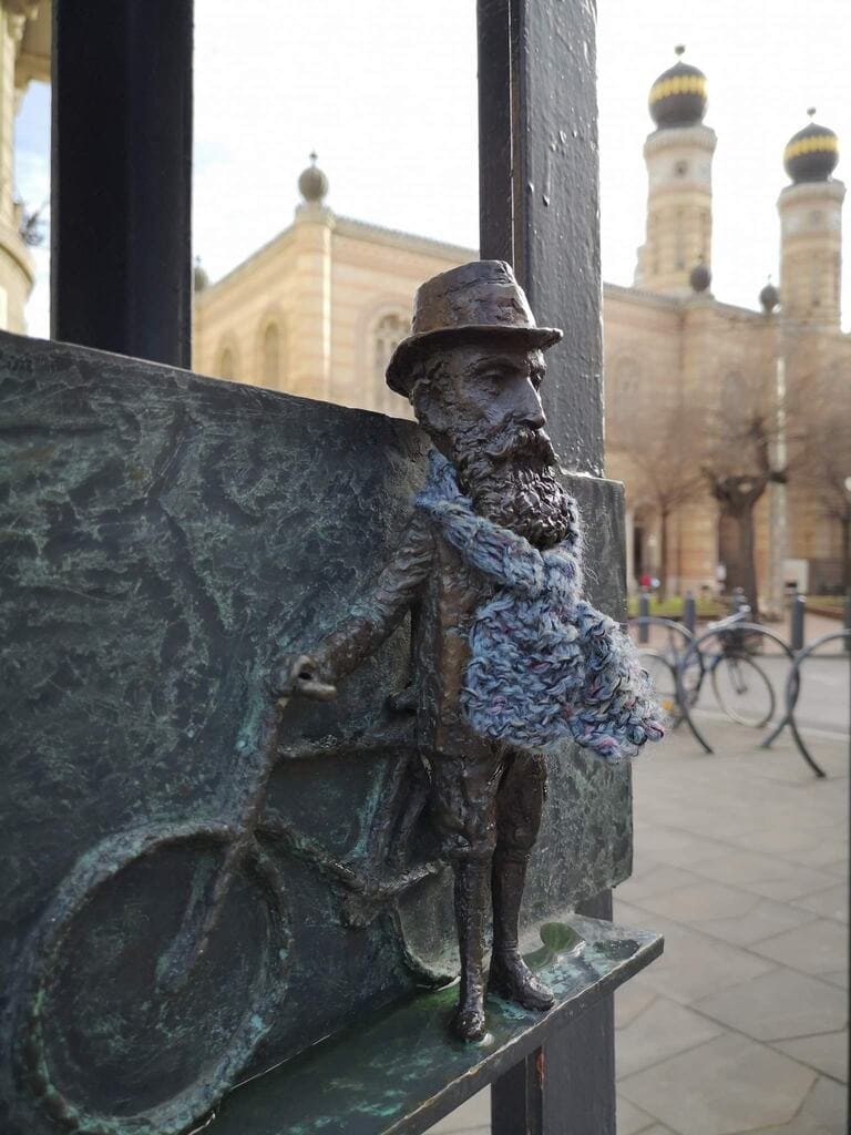 herzl devant la synagogue[1]