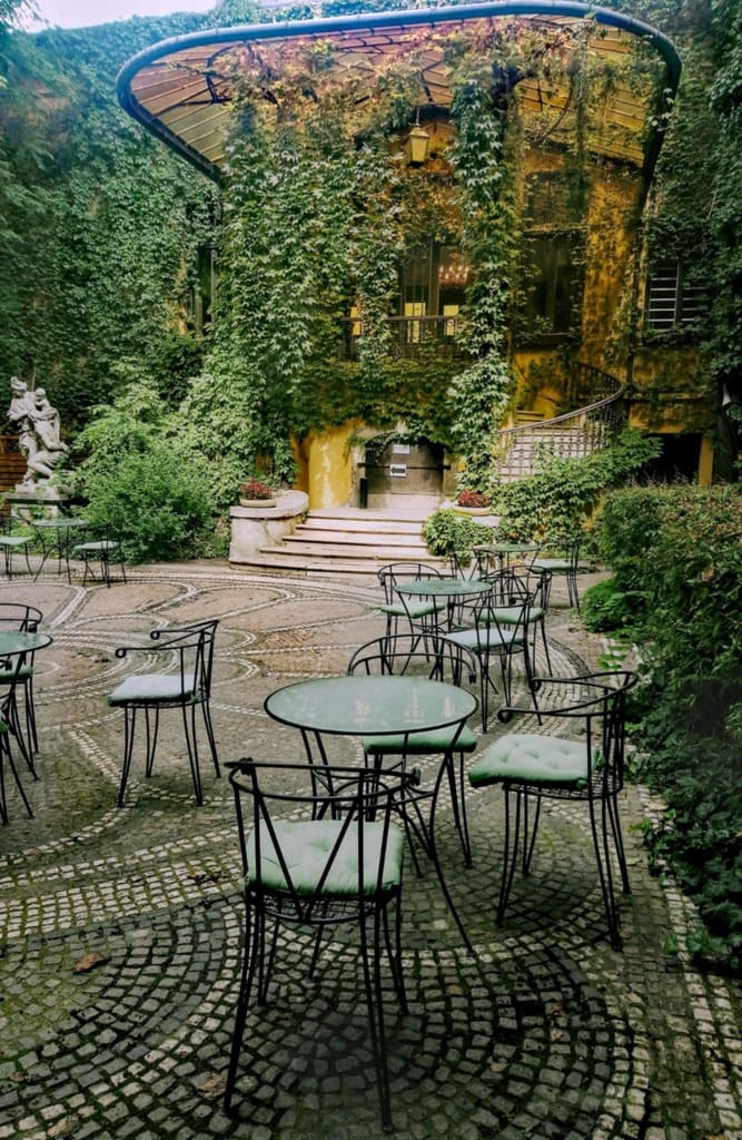 cour palais almàssy[1]