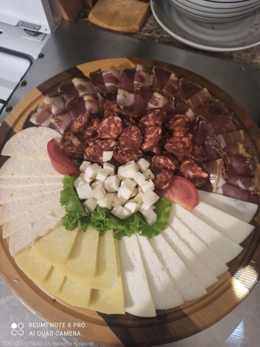 konoba kokot dol plat de charcuteries et fromages