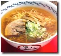 plat japonais nouilles bouillon et viande