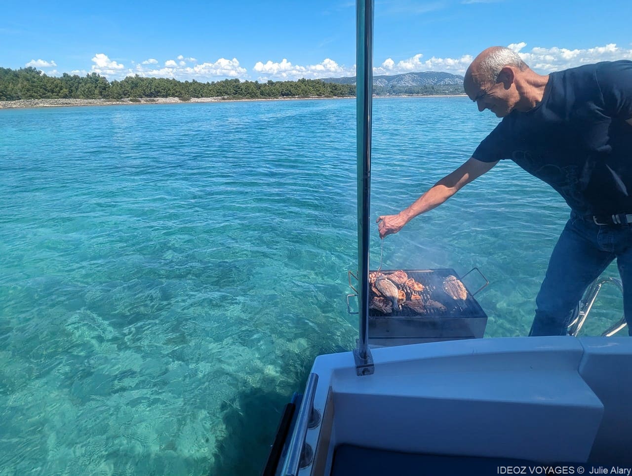 préparation du barbecue à bord du bateau par zkatko (1)