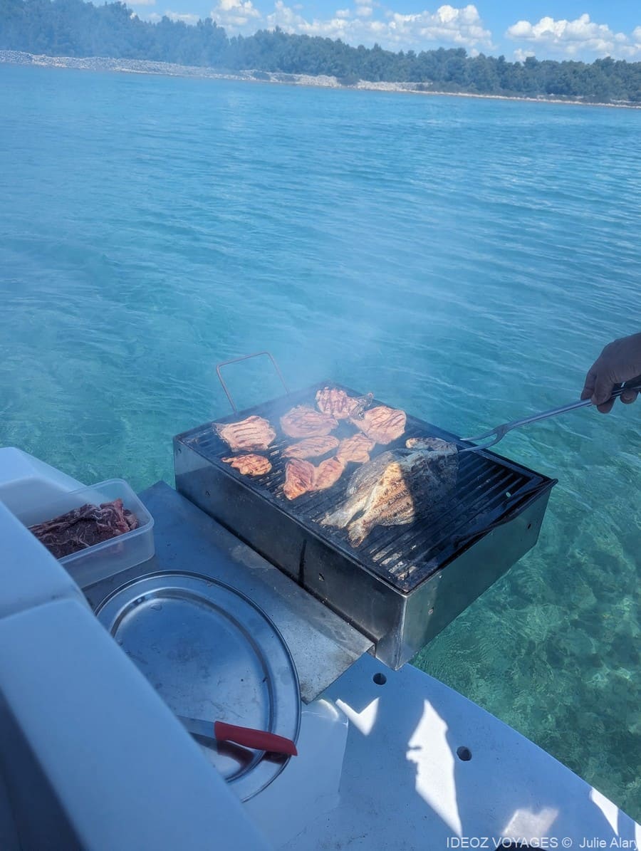 repas barbecue petit déjeuner avec les dauphins depuis pakostane avec zlatko (1)