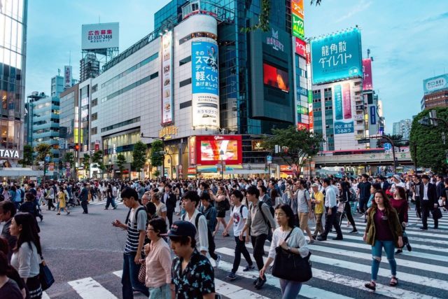 tokyo shinjuku rue bondée gratte ciel enseignes pulicitaires (1)