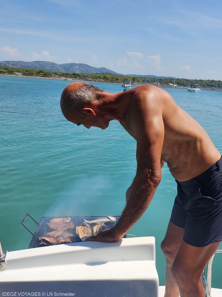 zlatko prépare le barbecue sur le bateau (1)