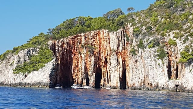 red rocks roches rouges hvar