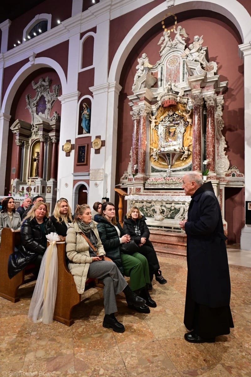 visite guidée dans l'église notre dame miraculeuse de sinj (1)