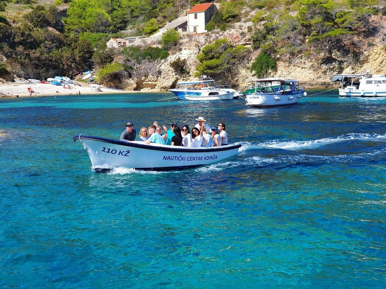 départ vers la grotte bleue depuis porat en barque (1)