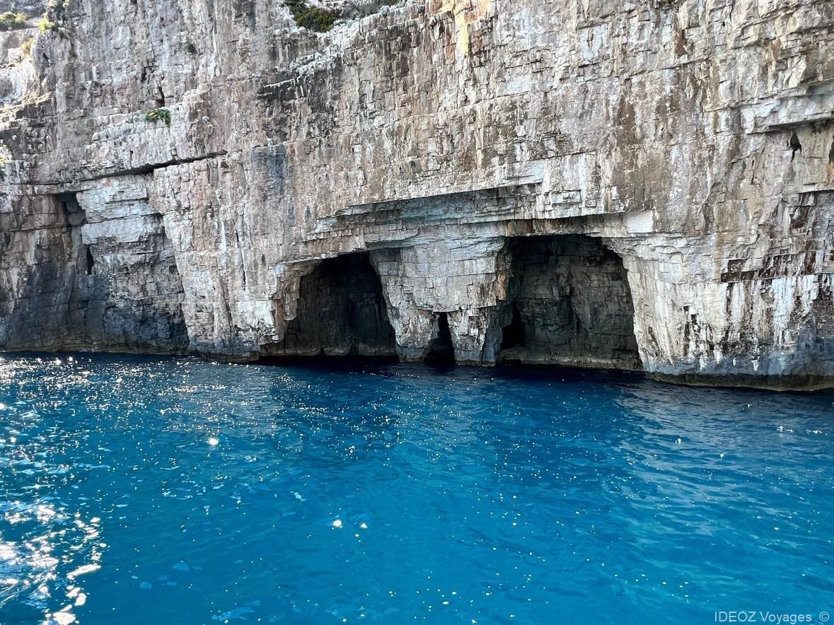 entrée de la grotte depuis l'extérieur (1)