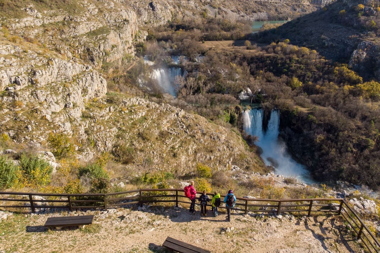 chutes de manojlovac depuis le belvedere au début de l'automne (1)