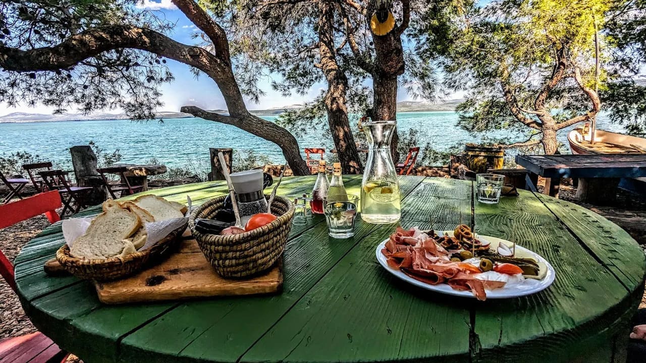 fledermaus hotel table au bord du lac vrana plat de prsut