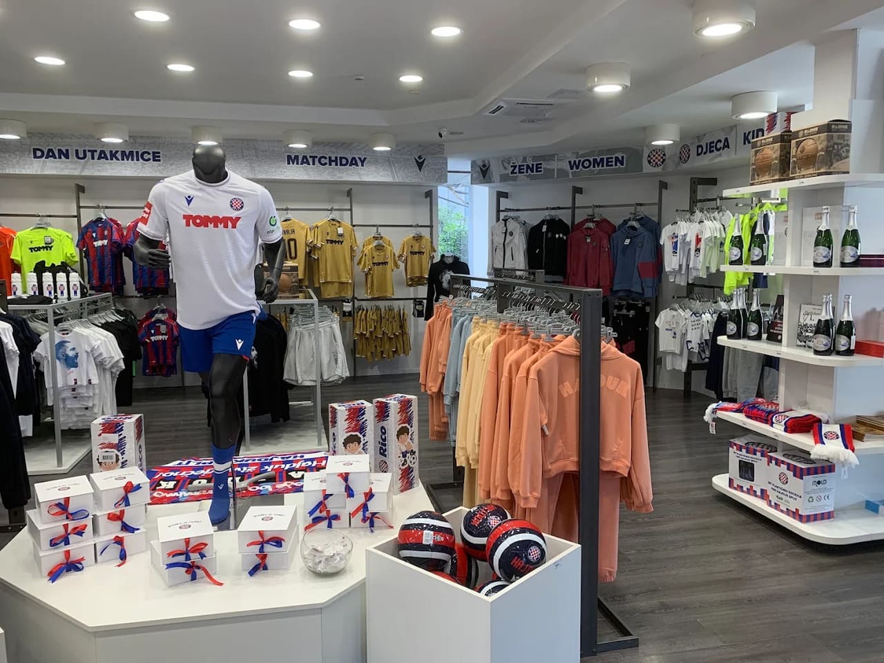 hajduk split boutique de souvenirs (1) (1)