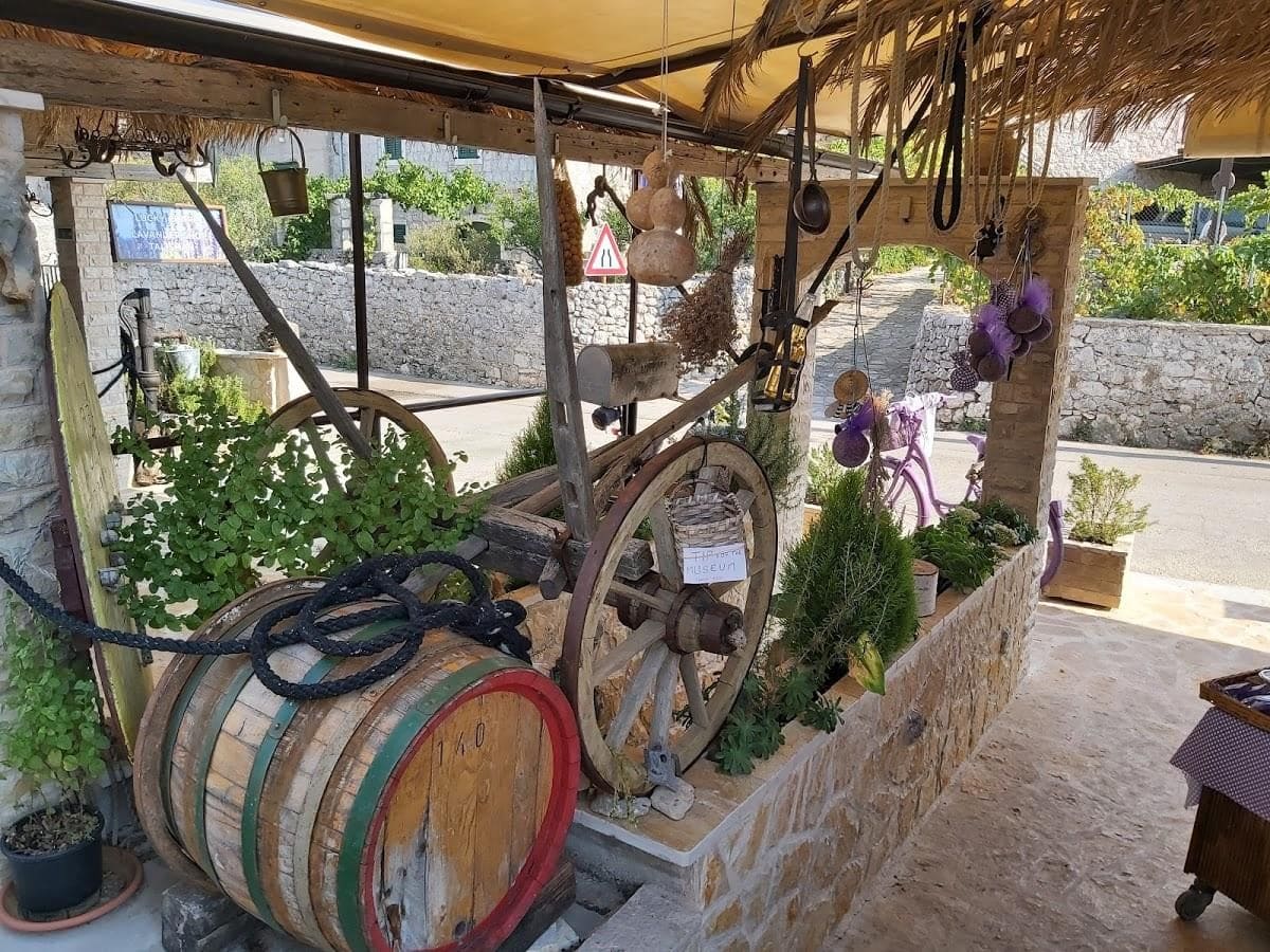 izletiste tonneaux de vins à la ferme hvar (1)