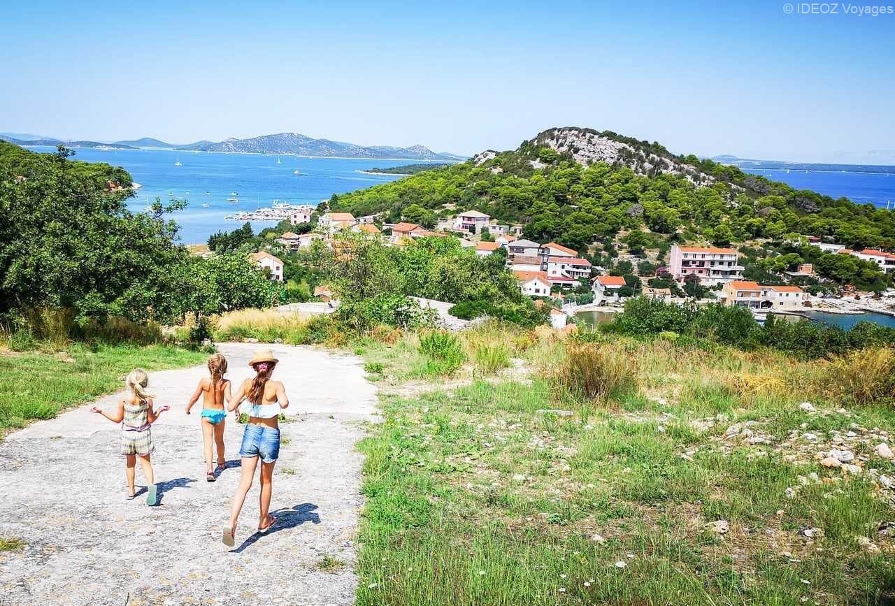 balade avec les enfants sur l'île vrgada pres de pakostane (1)