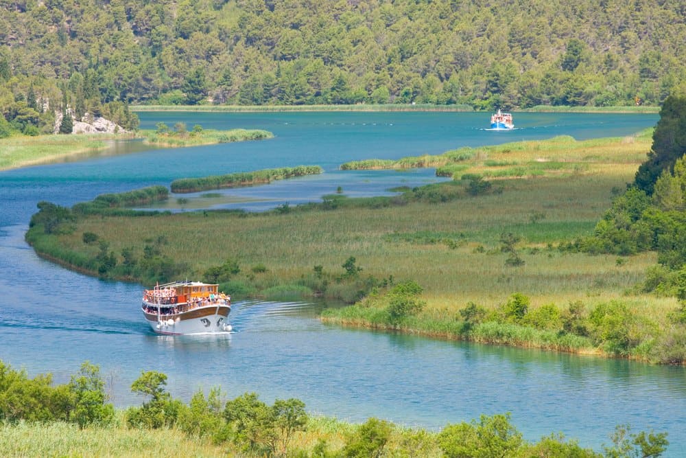 bateau pour se rendre à l'embarcadère de krka au sentier de lozovac (1)