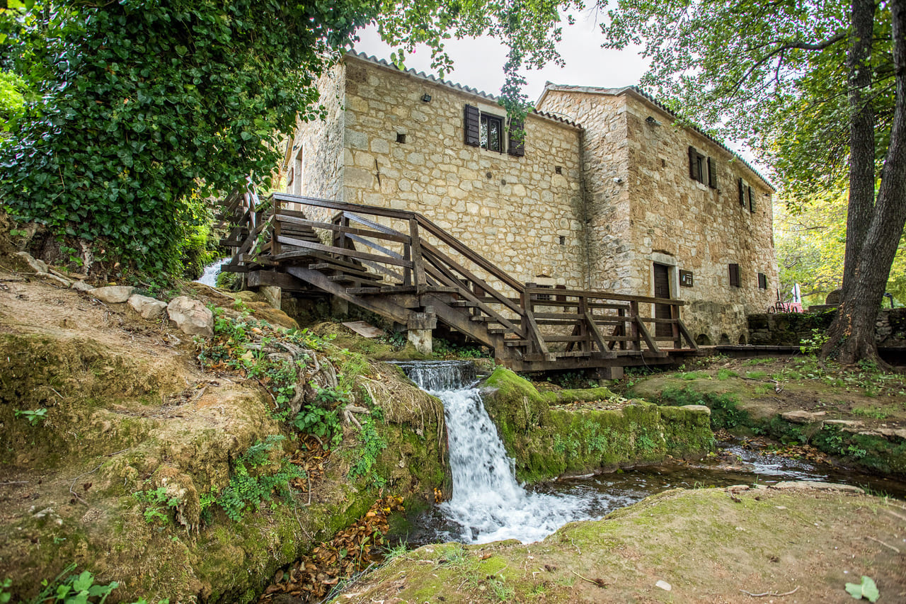 moulins à eau reconvertis en musée et ruisseaux à roski slap