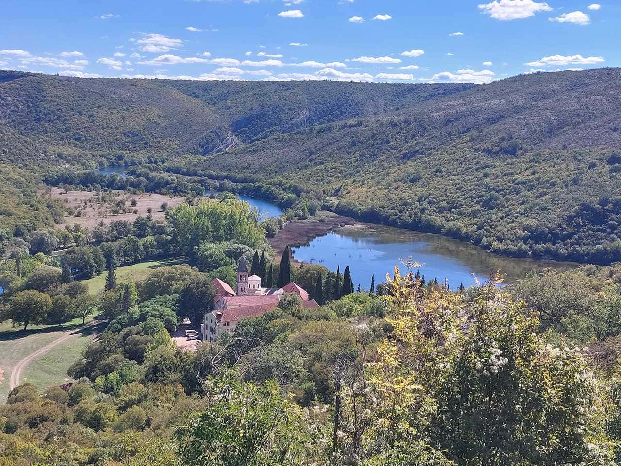 panorama monastère de l'archange à krka