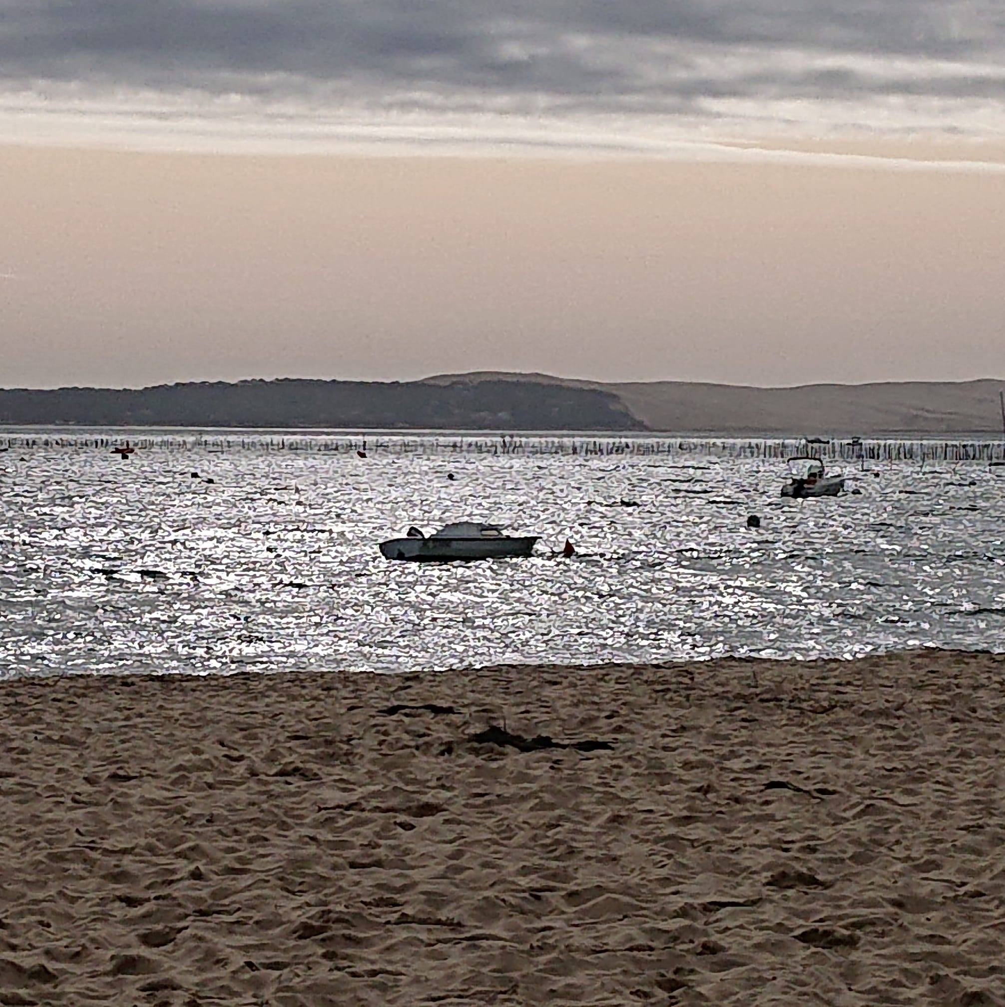 paysage de plage avec une barque sur la mer