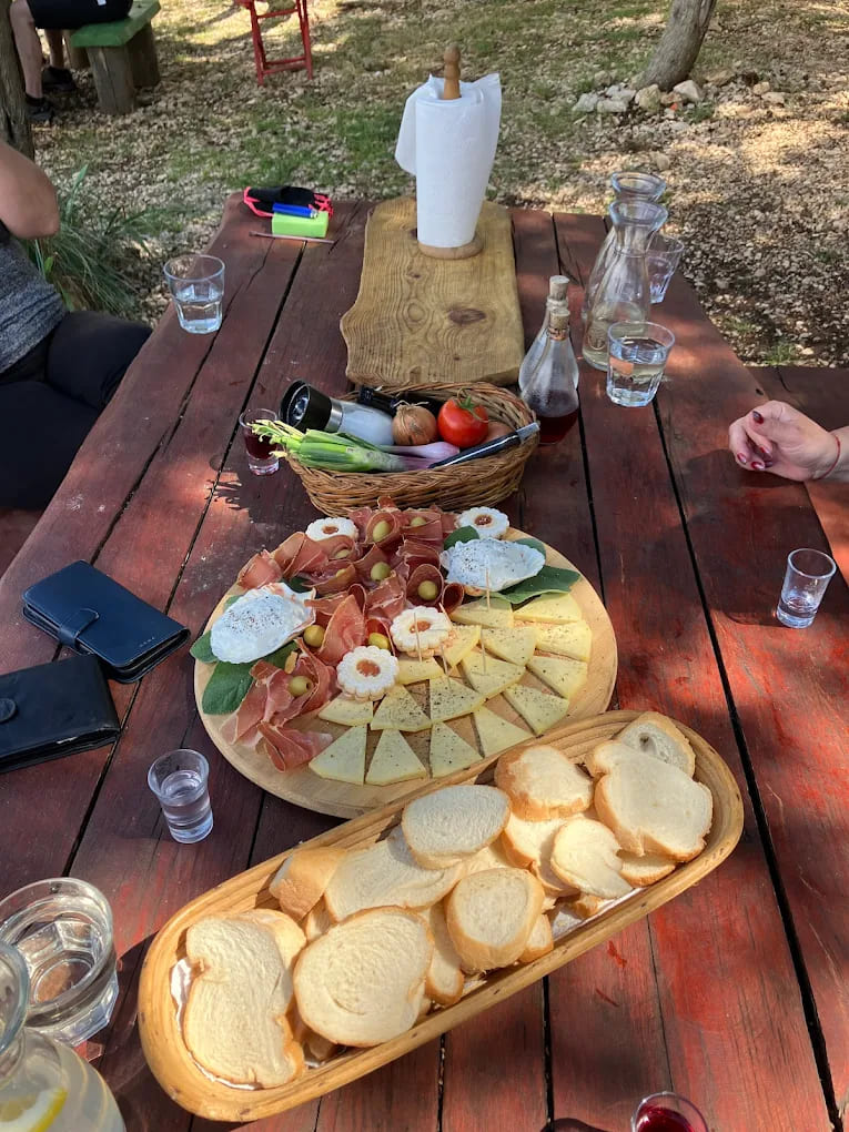 plache de charcuteries et fromages croates