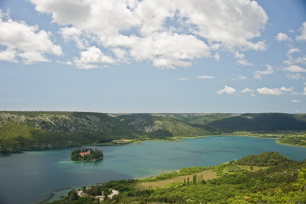 vers le monastère visovac sur la riviere krka (1)