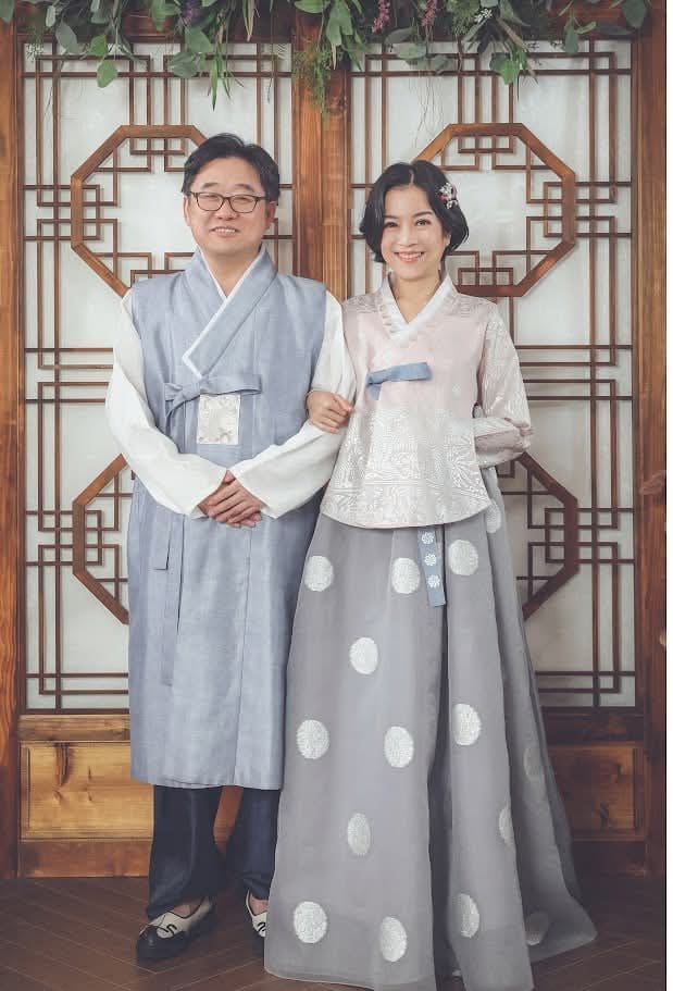 sojeong shim en hanbok avec son mari lors de la fête traditionnelle de chuseok (1)