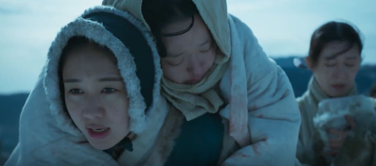 yoo gil chae en train de porter une de ses amies pendant la fuite dans les montagnes (1)