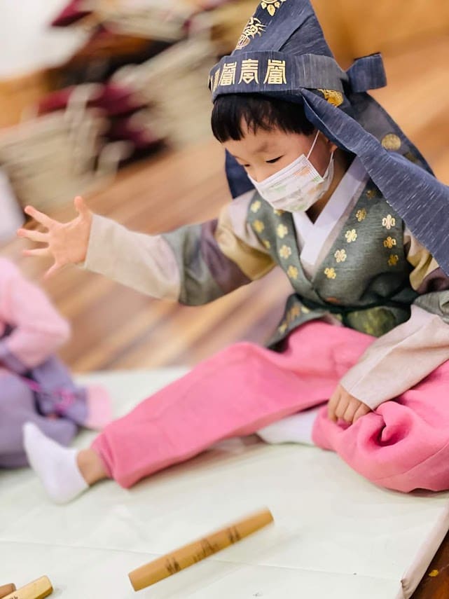 enfant en train de jouer à l'école activités ludiques de chuseok (1)