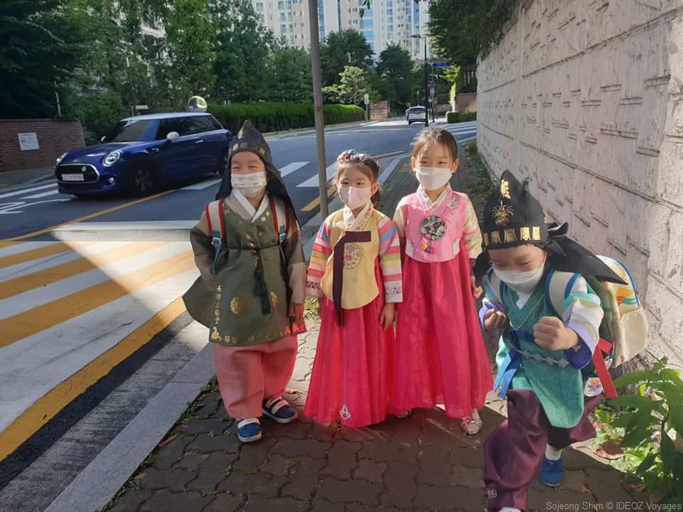 enfants habillés en hanbok pour aller à l'école avant le congès de chuseok