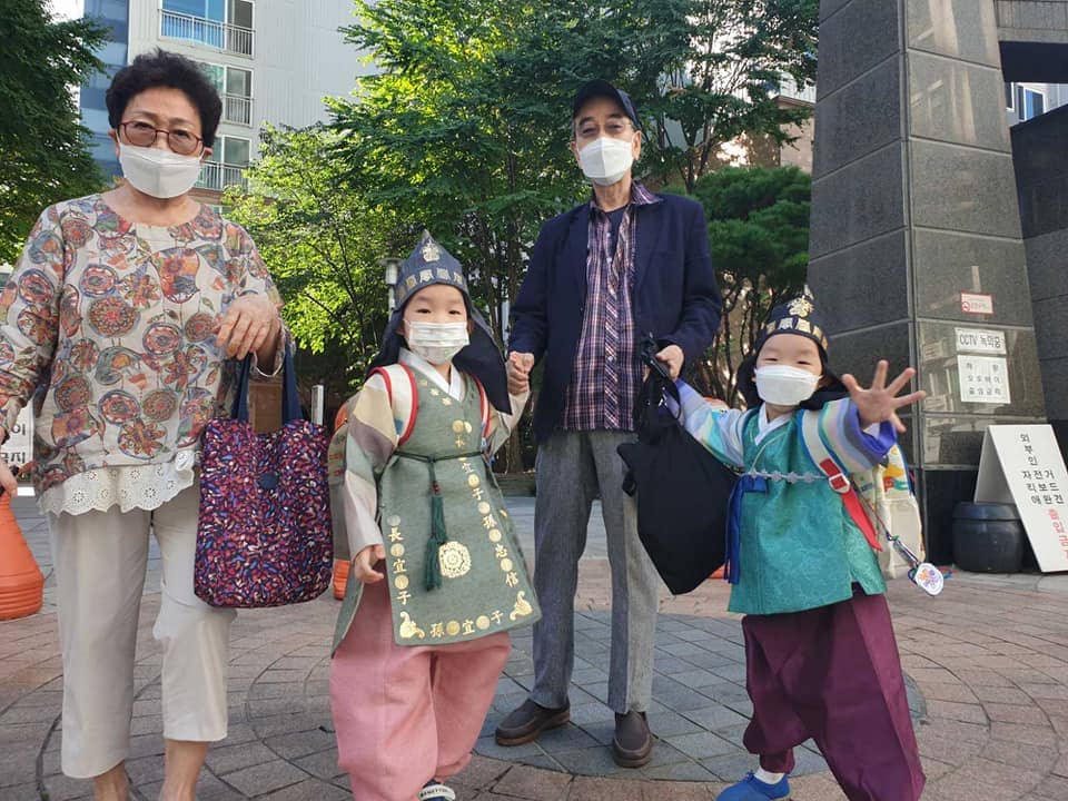 enfants habillés en hanbok pour chuseok à l'école