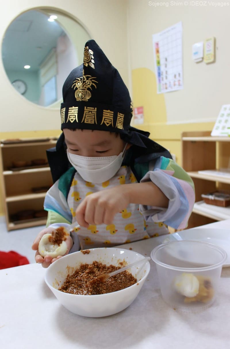 fabrication des songpyeon à l'école par les enfants lors de la fête de chuseok (1)