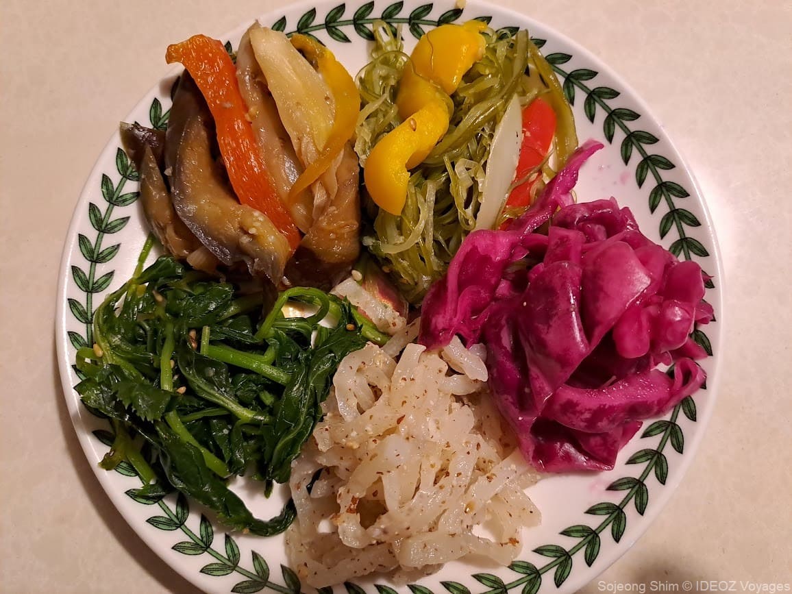 légumes assaisonnés et marinés pour chuseok
