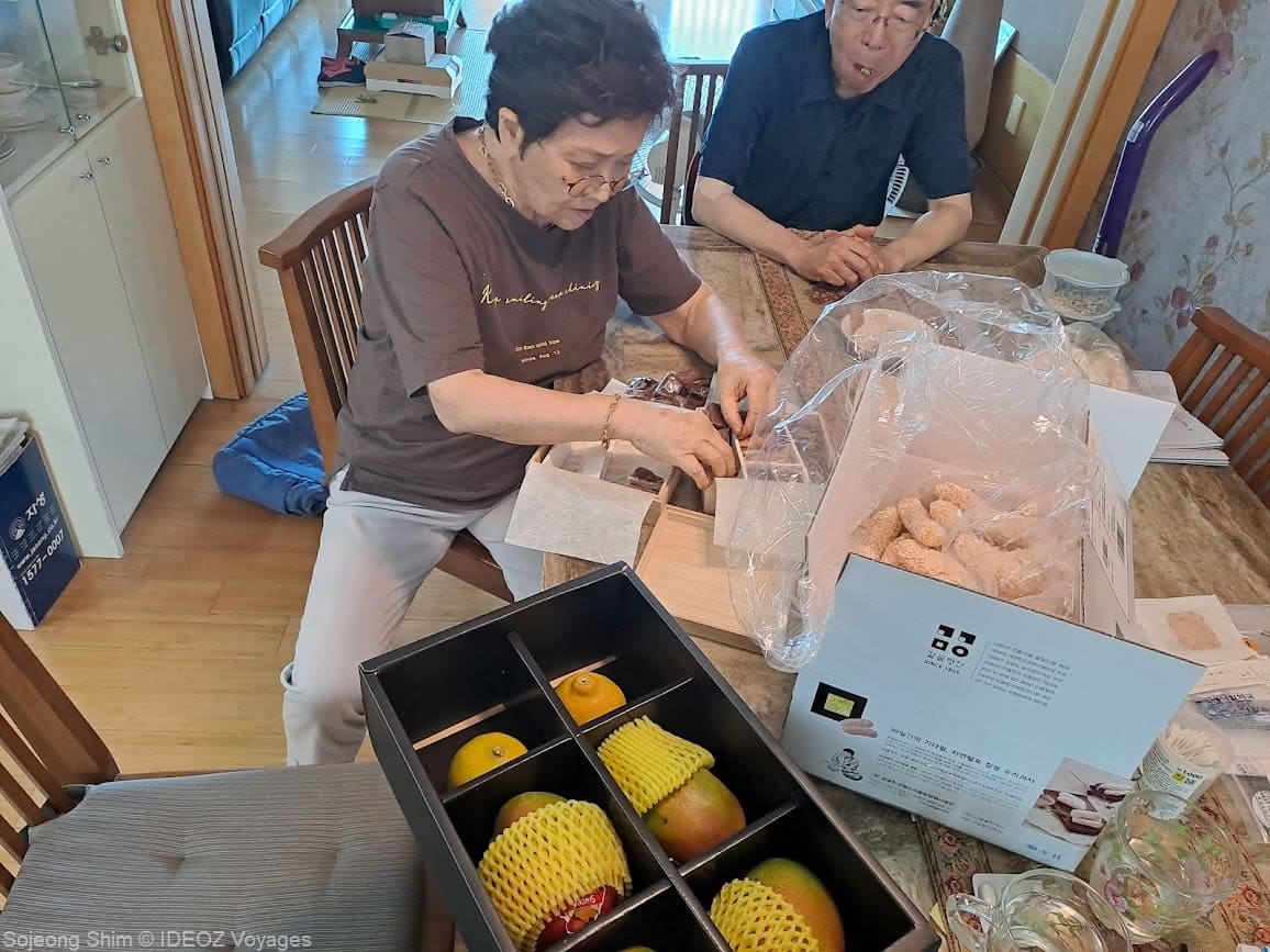 ouverture des cadeaux alimentaires lors de chuseok
