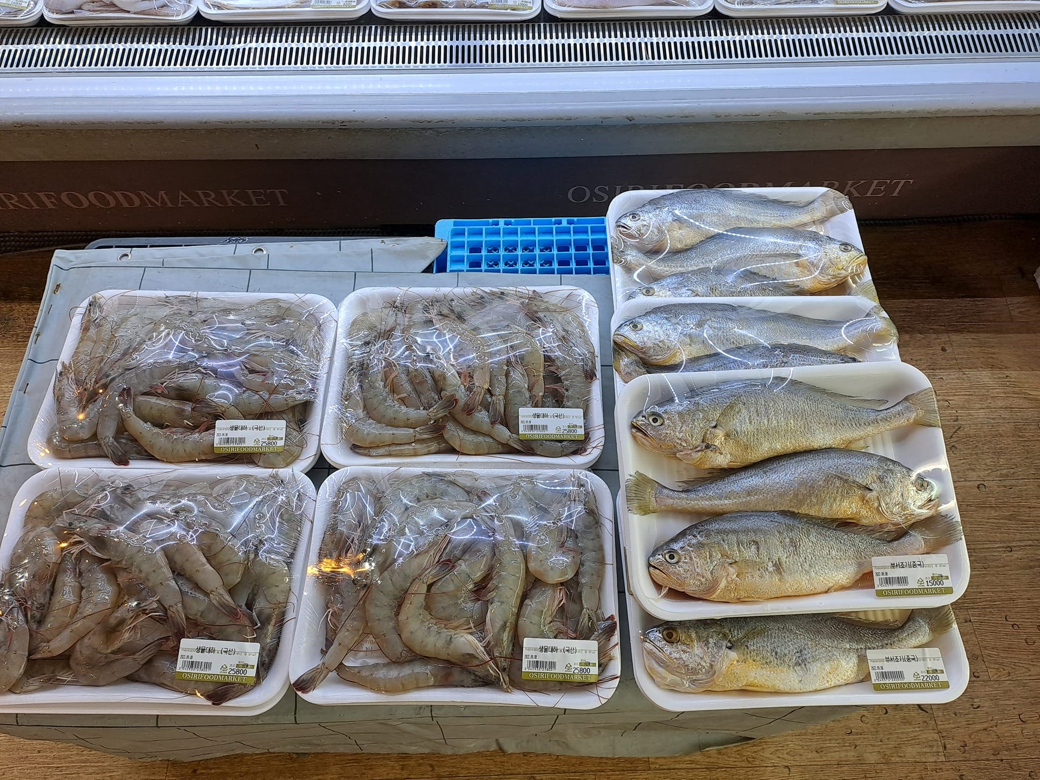 poissons et crevettes dans un rayon de supermarché à seoul