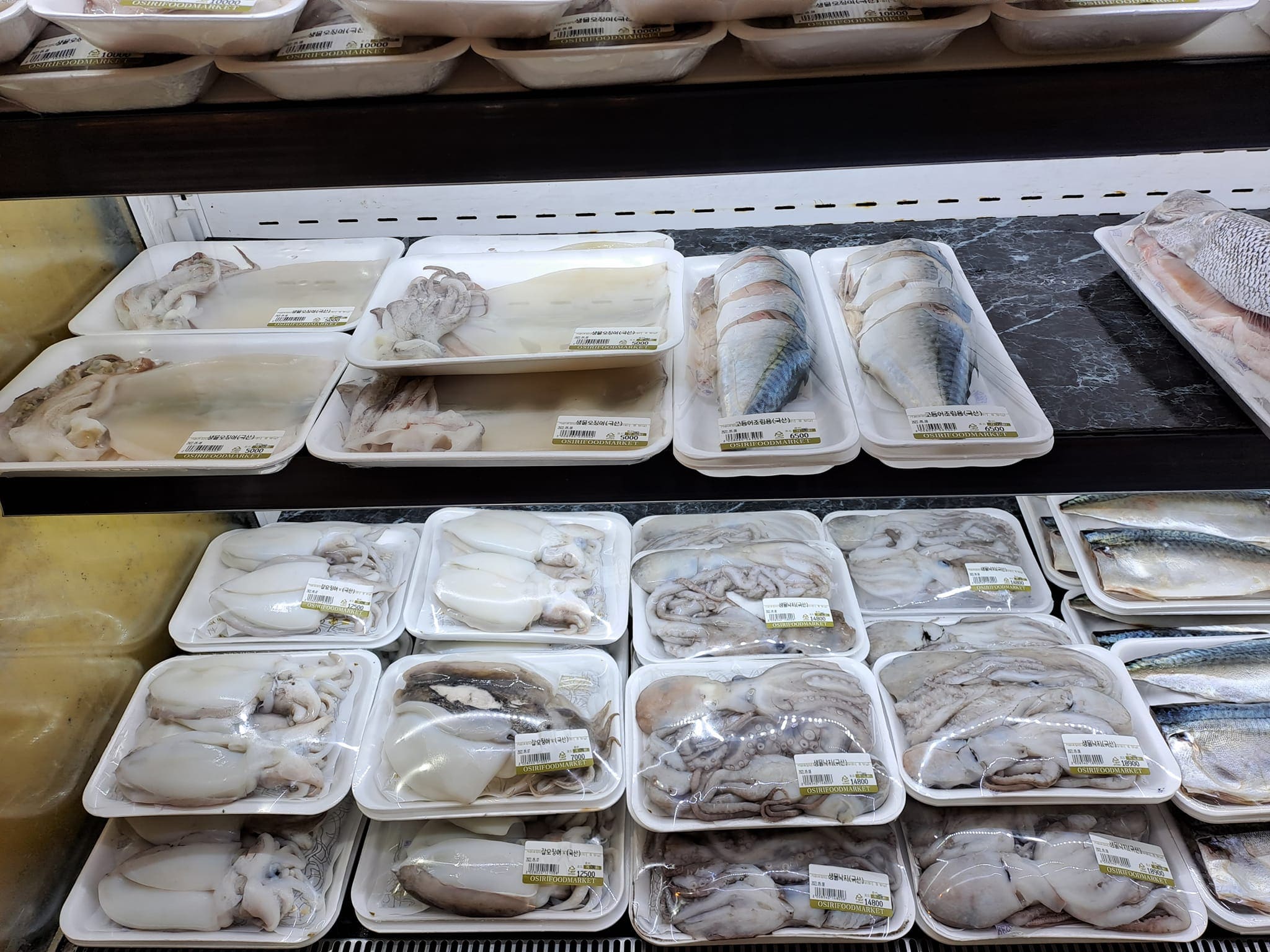poissons et sèches et pouples supermarché de seoul