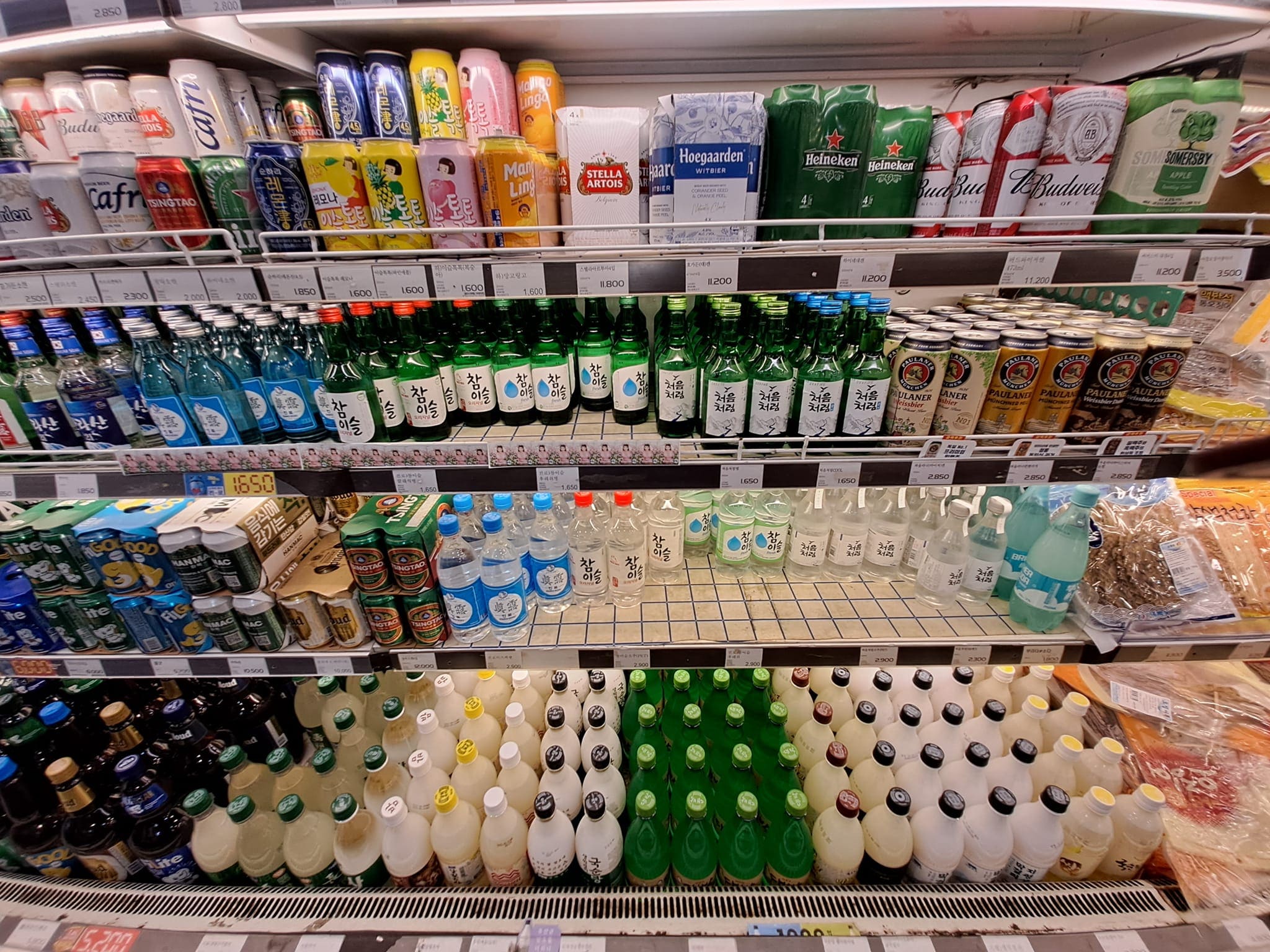 rayon des boissons fraiches soju et bieres au supermarché à seoul