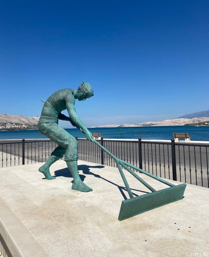 statue de saulnier musée du sel de pag (1)